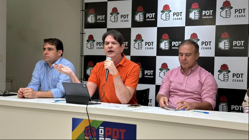 Cid em reunião do diretório estadual em agosto. Na mesa, a frase: