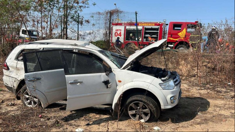 O condutor do carro perdeu o controle antes de capotar