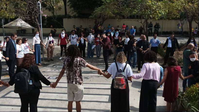 Integrantes do movimento Mães do Curió reuniram-se em uma roda de oração antes do início do julgamento, na manhã desta terça, 29