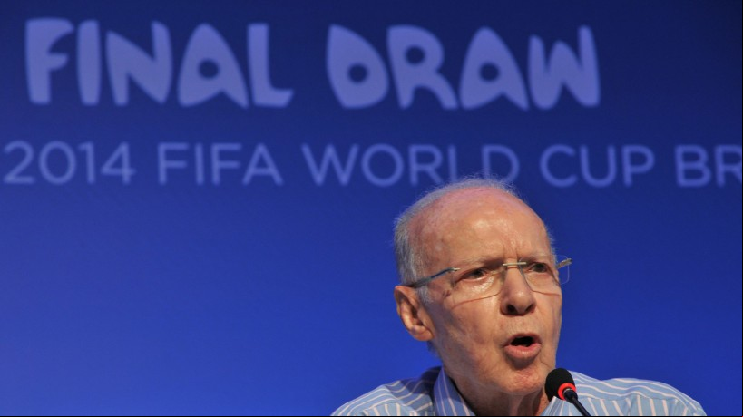 A lenda do futebol brasileiro Mario Zagallo dá entrevista coletiva às vésperas do sorteio da final da Copa do Mundo de Futebol FIFA Brasil 2014, na Costa do Sauípe, Bahia, em 5 de dezembro de 2013. A lenda do futebol brasileiro Mario Lobo Zagallo completou duas semanas internado no Rio de Janeiro, onde foi tratado de uma infecção urinária para a qual apresentou