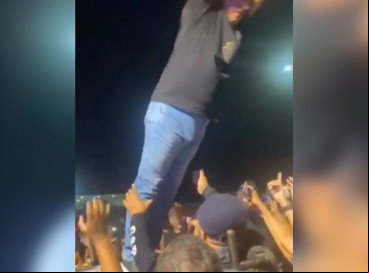 Nas imagens, é possível ver que algumas pessoas até tentam segurar o prefeito, mas sem sucesso 