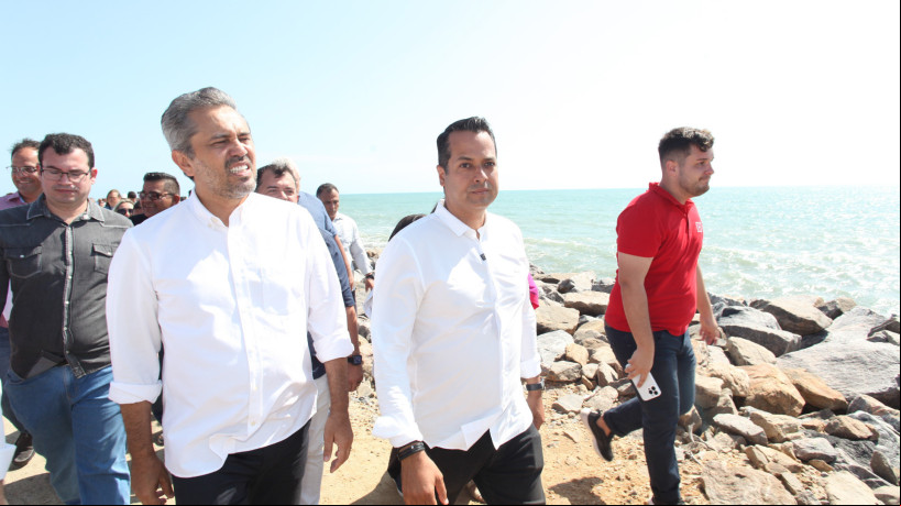 Elmano em Caucaia ao lado do prefeito Vítor Valim