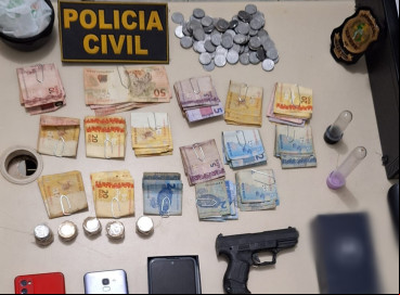Material apreendido com mulher presa em Guaiúba 