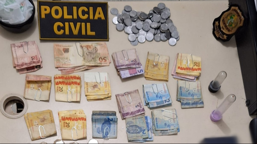 Material apreendido com mulher presa em Guaiúba