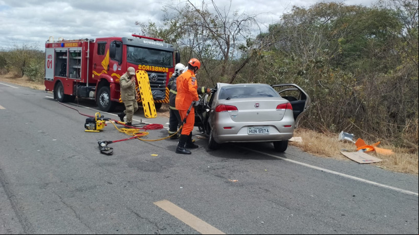 Homem fica preso nas ferragens de rodovia em Ibaretama, no interior do Ceará