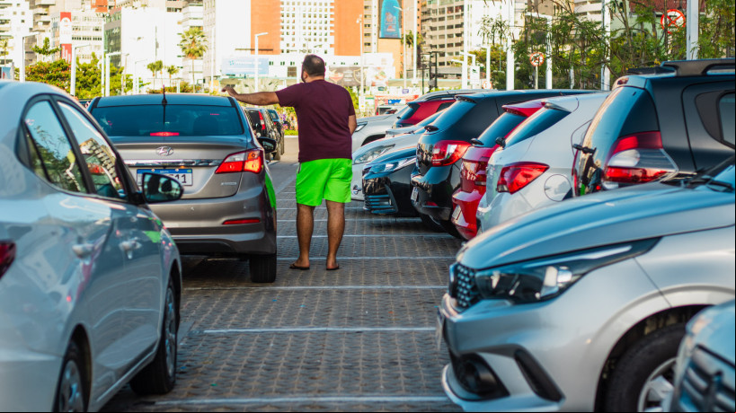 DEPOIS da reforma, Beira Mar
continua com estacionamentos disputados