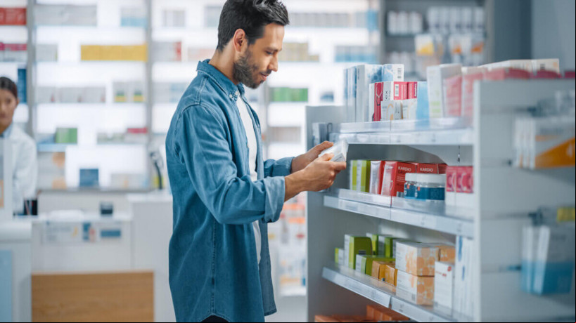 Uso excessivo de remédios para dormir prejudica a saúde (Imagem: Gorodenkoff | Shutterstock)