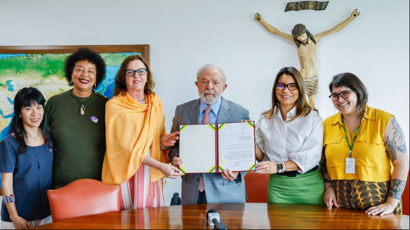 14.09.2023 - Presidente da República, Luiz Inácio Lula da Silva, durante a de Sanção do Projeto de Lei no 4.875/2020, que dispõe sobre a concessão de auxílio-aluguel para mulheres vítimas de violência doméstica, no Palácio do Planalto. Brasília - DF. Foto: Ricardo Stuckert / PR