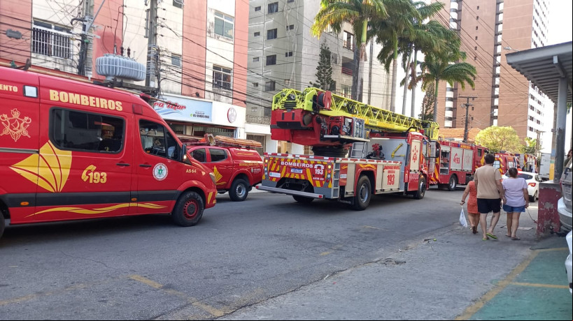 Corpo de Bombeiros Militar contém incêndio no Meireles, em Fortaleza