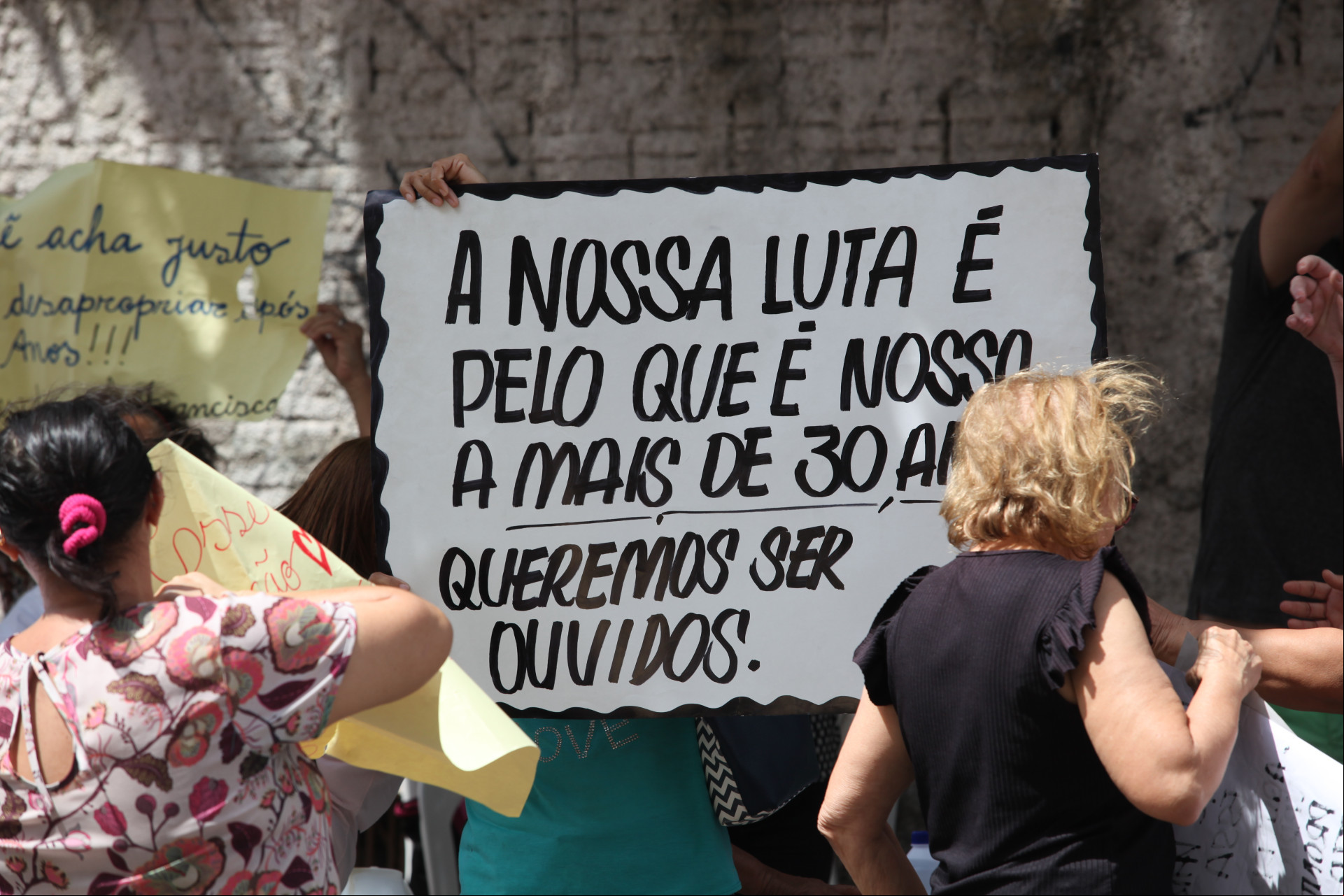 FORTALEZA, CEARÁ, BRASIL, 19.09.2023: Moradores fazem protesto após prefeitura pedir reintegração de posse de terreno que condominio particular construiu área de lazer. Parangaba.
