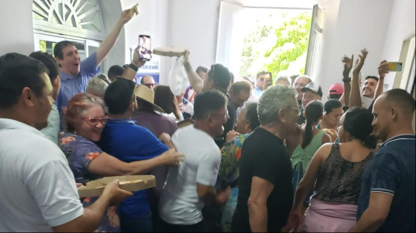 População de Limoeiro do Norte come pizza durante votação de denúncia contra prefeito