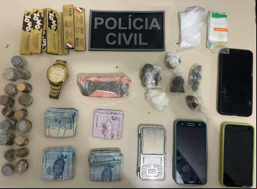 O material encontrado no ponto de distribuição de drogas foi apreendido pela Polícia Civil  