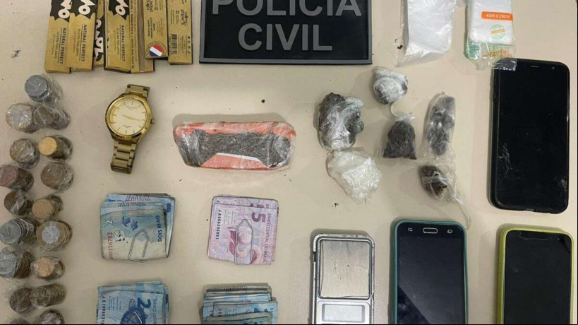 O material encontrado no ponto de distribuição de drogas foi apreendido pela Polícia Civil