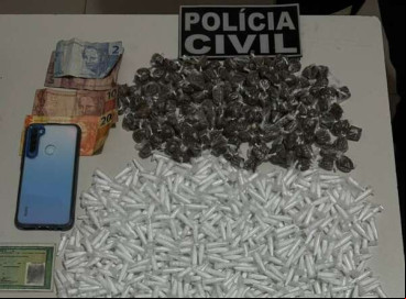 As drogas foram encontradas quando o suspeito se deslocava para fazer a distribuição 