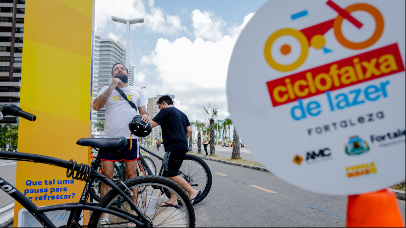 FORTALEZA-CE, BRASIL, 24-09-2023: Xiringador. Prefeitura lança nova Ciclofaixa de Lazer com trecho fechado para veículos e instalação de equipamento para diminuir a sensação de calor dos ciclistas, Entre as novidades está o trecho fechado para veículos na Avenida Desembargador Moreira, entre as avenidas Santos Dumont e Dom Luís, e a instalação de uma estrutura para diminuir a sensação de calor dos ciclistas
. (Foto: Aurelio Alves/O Povo)