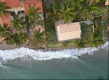 ￼VISTA aérea do litoral de Icapuí; avanço do mar na Praia da Peroba  