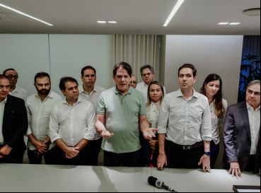 ￼CID GOMES ao lado de aliados, que desejam sair do PDT, assim como fez o senador 