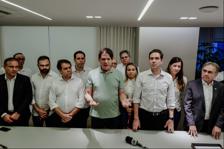 CID GOMES ao lado de aliados. Uns saíram do PDT, outros aguardam