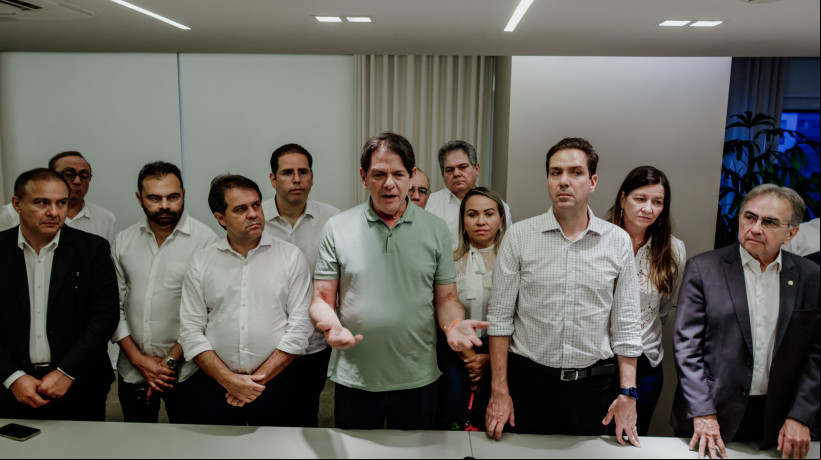 ￼CID GOMES ao lado de aliados. Uns saíram do PDT, outros aguardam