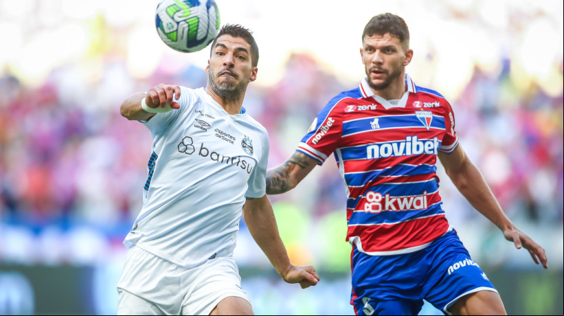 Atacante Luis Suárez e zagueiro Tobias Figueiredo disputam lance no jogo Fortaleza x Grêmio, na Arena Castelão, pelo Campeonato Brasileiro Série A 2023