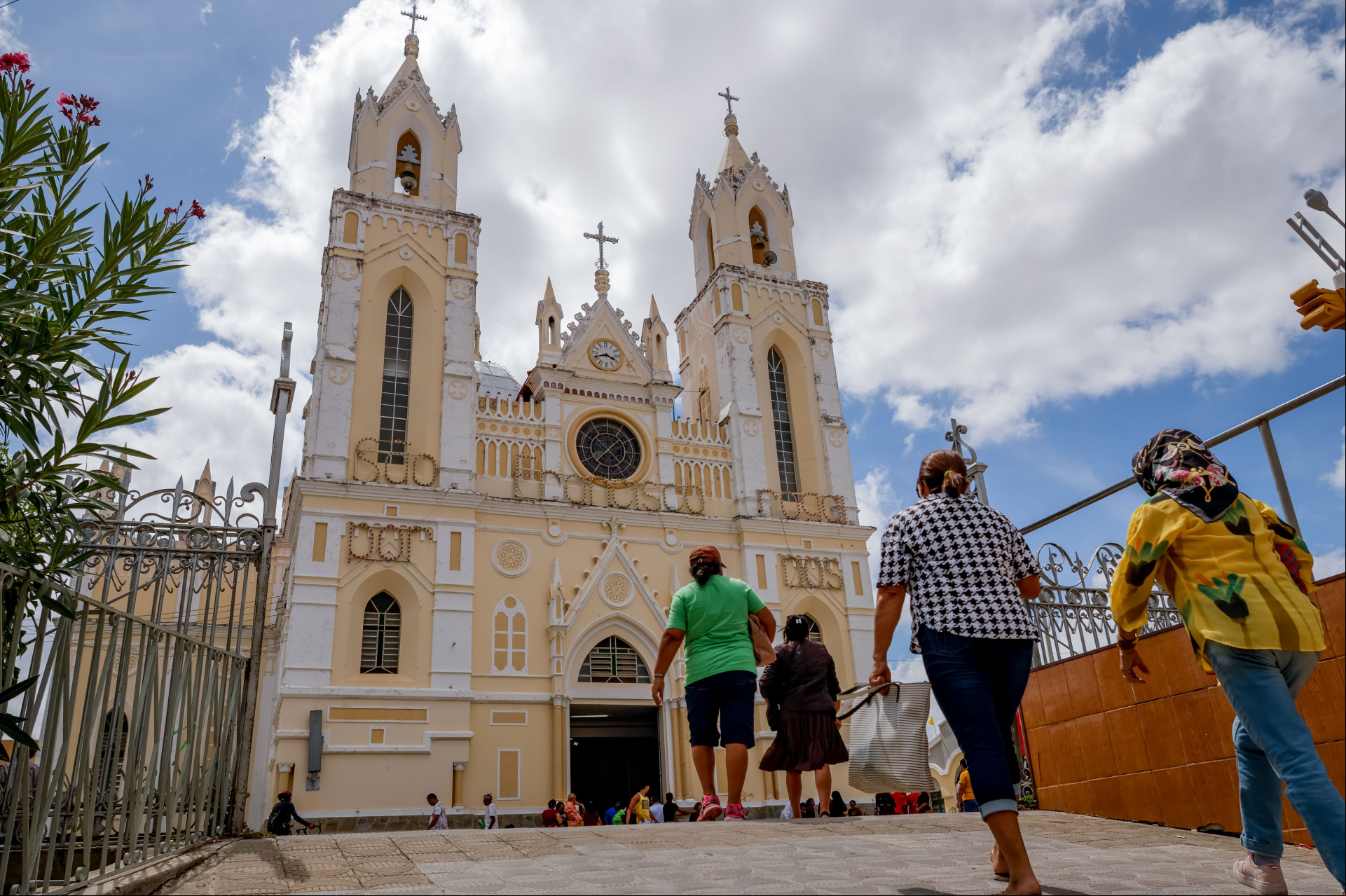 CANINDE-CE, BRASIL, 04-10-2023: Fachada da Basilica Santurio de São Francisco das Chagas. Festa de São Francisco de Canindé, festejo de São Francisco, missa solete com Dom José Anotonio Tosi. (Foto: Aurelio Alves/O Povo)