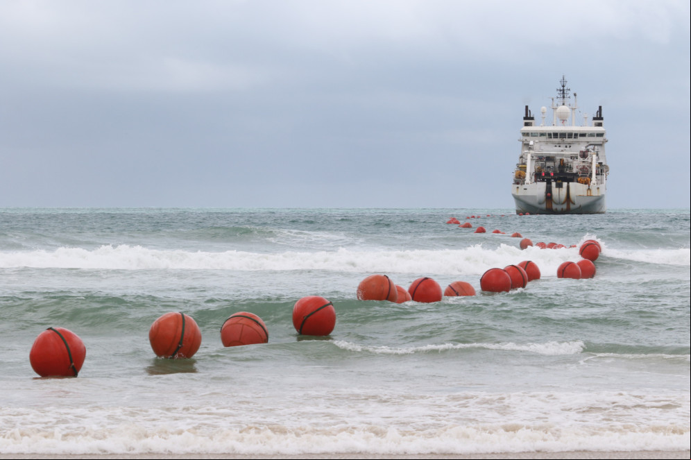 INSTALAÇÃO de cabos submarinos de fibra óptica, na Praia do Futuro INSTALAÇÃO de cabos submarinos de fibra óptica, na Praia do Futuro