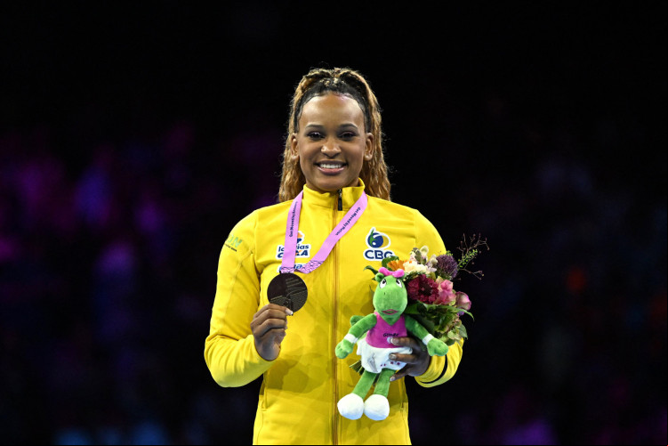 Rebeca Andrade comemorando medalha de ouro na final de salto do Mundial de Ginástica Artística