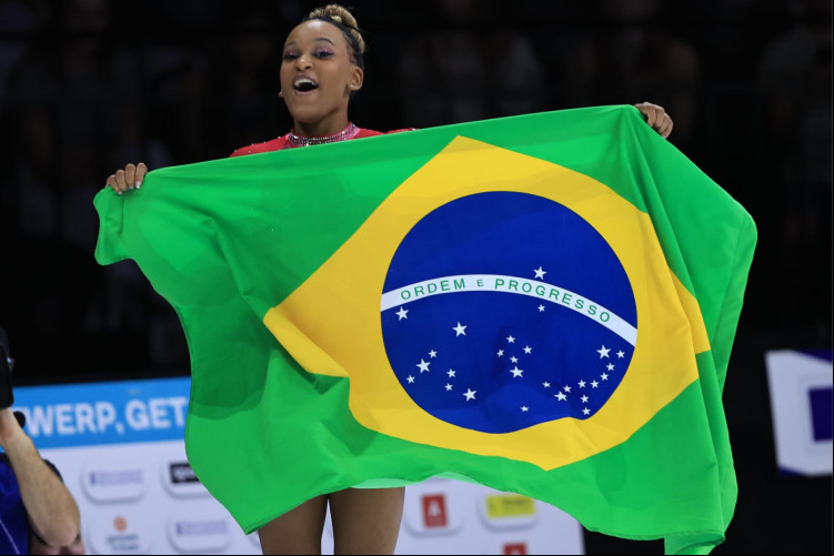 Rebeca Andrade comemora o ouro no salto no Mundial da Antuérpia
