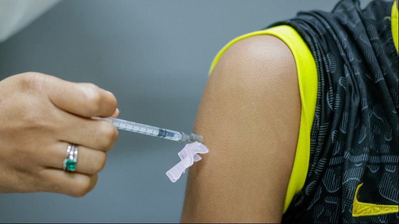 Fortaleza realiza mutirão de vacinação contra Covid-19 e influenza. Ao todo, 14 postos de saúde estarão abertos das 8 às 16h30min aplicando os imunizantes