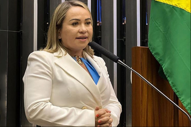 Enfermeira Ana Paula tira licença uma semana após voltar à Câmara Municipal de Fortaleza