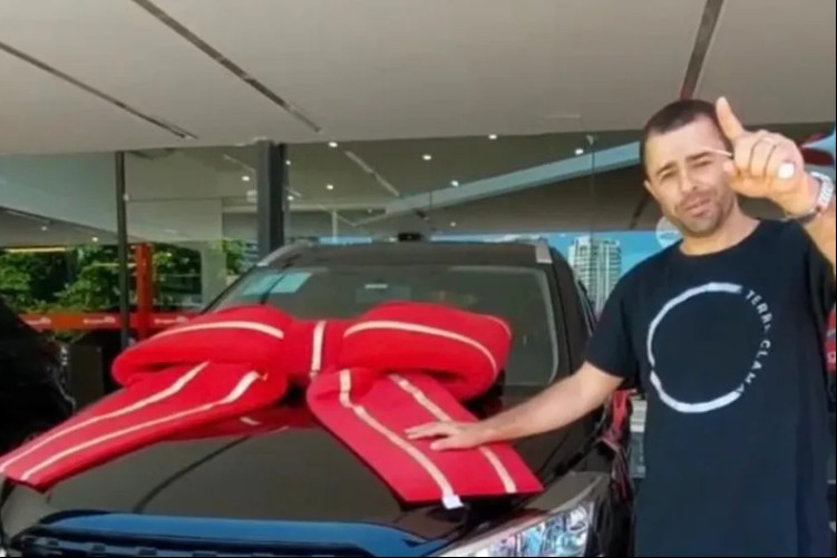O motorista de aplicativo, que atropelou e salvou o ator Kayky Brito, mostrou nas suas redes sociais seu novo carro, que adquiriu com dinheiro de vaquinha online; confira 