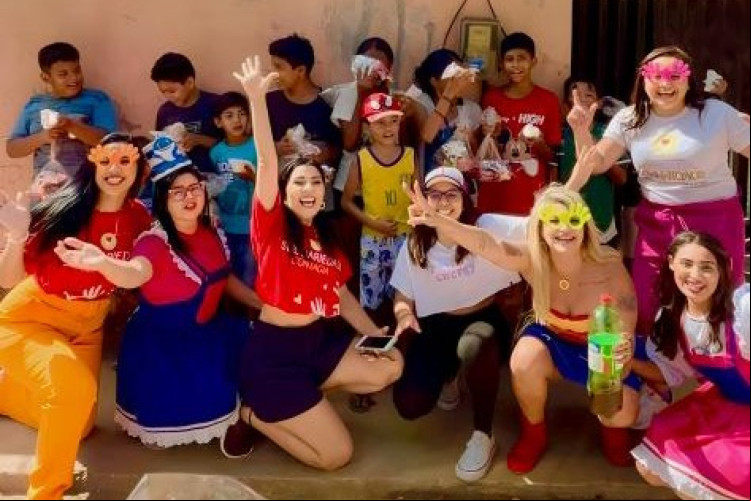 No Dia das crianças,grupo de voluntários organiza 'caravana do hot dog' em comunidades de Fortaleza