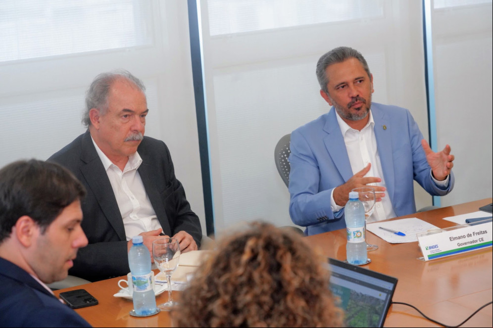 Em reunião na sede do BNDES (Banco Nacional de Desenvolvimento Econômico e Social), no Rio de Janeiro, o presidente do instituição, Aloizio Mercadante, e o governador do Ceará, Elmano de Freitas, acertaram a contratação de R$ 2,3 bilhões em financiamentos para o estado nos próximos dois anos. Em reunião na sede do BNDES (Banco Nacional de Desenvolvimento Econômico e Social), no Rio de Janeiro, o presidente do instituição, Aloizio Mercadante, e o governador do Ceará, Elmano de Freitas, acertaram a contratação de R$ 2,3 bilhões em financiamentos para o estado nos próximos dois anos.