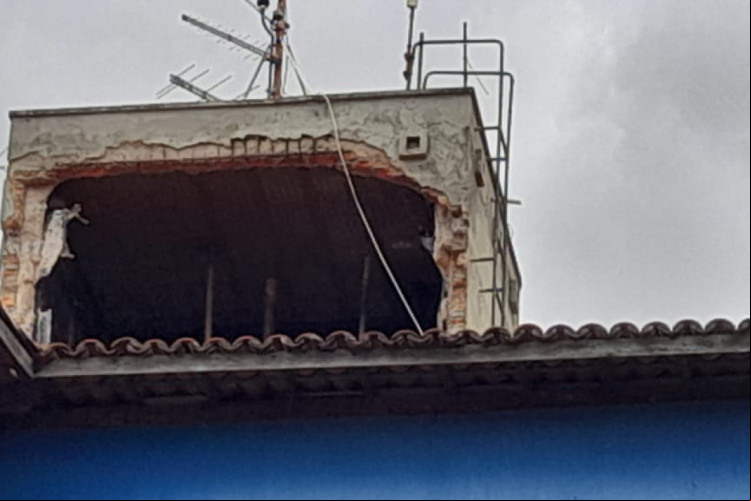 Caixa d'água cai sobre apartamento e prédio é evacuado por risco de desabamento