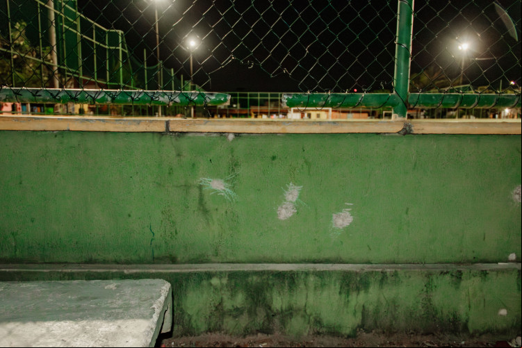Muro da Areninha do Boréu, no Barroso, ficou com marcas de balas