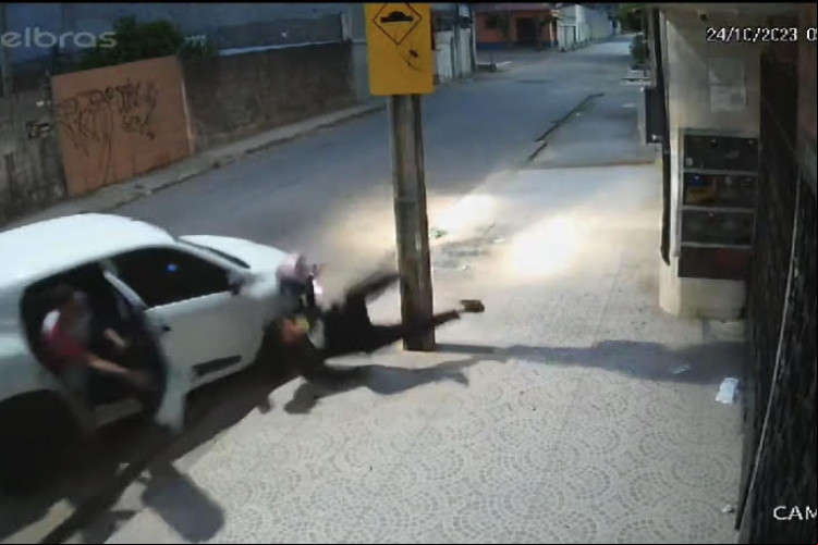 Vítima foi atropelada pelos assaltantes na rua Anário Braga, no bairro Antônio Bezerra