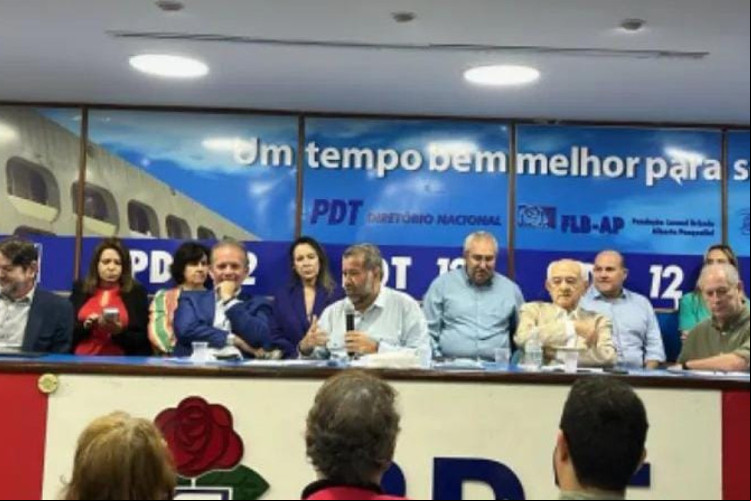 Cid Gomes, André Figueiredo, Carlos Lupi e Ciro Gomes na reunião Executiva nacional do PDT