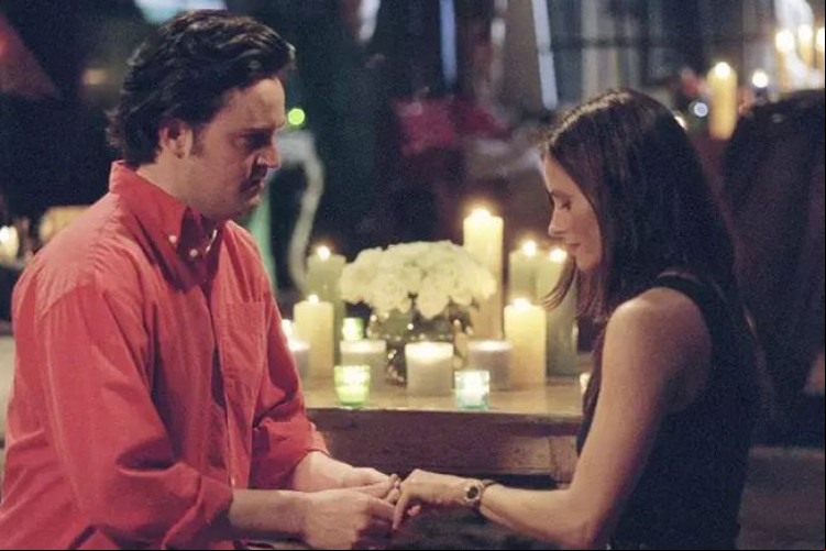 Chandler e Monica em momento inesquecível para os fãs de Friends