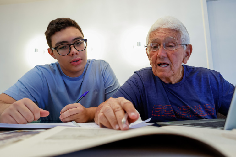 FORTALEZA-CE, BRASIL, 26-10-2023: Cearense de 82 anos fará Enem 2023. O senhor José Éden, conhecido como Seu Éden, tem 82 anos e fará o Enem esse ano. Na juventude, estudou no IME e trabalhou como engenheiro mecânico. Após se aposentar, continuou gostando de matemática e, de vez em quando, ajudava o neto Gabriel nos deveres escolares. Se preparando para a prova do ITA, Gabriel incentivou o avô a prestar o Enem e o ajuda a estudar. Caso consiga ar na prova, o idoso pretende voltar a faculdade.. (Foto: Aurelio Alves/O Povo) FORTALEZA-CE, BRASIL, 26-10-2023: Cearense de 82 anos fará Enem 2023. O senhor José Éden, conhecido como Seu Éden, tem 82 anos e fará o Enem esse ano. Na juventude, estudou no IME e trabalhou como engenheiro mecânico. Após se aposentar, continuou gostando de matemática e, de vez em quando, ajudava o neto Gabriel nos deveres escolares. Se preparando para a prova do ITA, Gabriel incentivou o avô a prestar o Enem e o ajuda a estudar. Caso consiga ar na prova, o idoso pretende voltar a faculdade.. (Foto: Aurelio Alves/O Povo)