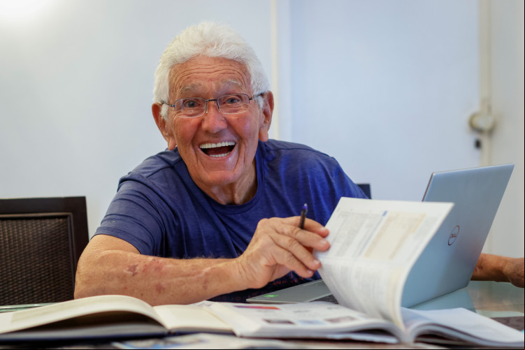 . O senhor José Éden, conhecido como Seu Éden, tem 82 anos e fará o Enem esse ano