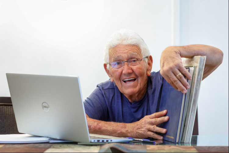 FORTALEZA-CE, BRASIL, 26-10-2023: Cearense de 82 anos fará Enem 2023. O senhor José Éden, conhecido como Seu Éden, tem 82 anos e fará o Enem esse ano. Na juventude, estudou no IME e trabalhou como engenheiro mecânico. Após se aposentar, continuou gostando de matemática e, de vez em quando, ajudava o neto Gabriel nos deveres escolares. Se preparando para a prova do ITA, Gabriel incentivou o avô a prestar o Enem e o ajuda a estudar. Caso consiga ar na prova, o idoso pretende voltar a faculdade.. (Foto: Aurelio Alves/O Povo) FORTALEZA-CE, BRASIL, 26-10-2023: Cearense de 82 anos fará Enem 2023. O senhor José Éden, conhecido como Seu Éden, tem 82 anos e fará o Enem esse ano. Na juventude, estudou no IME e trabalhou como engenheiro mecânico. Após se aposentar, continuou gostando de matemática e, de vez em quando, ajudava o neto Gabriel nos deveres escolares. Se preparando para a prova do ITA, Gabriel incentivou o avô a prestar o Enem e o ajuda a estudar. Caso consiga ar na prova, o idoso pretende voltar a faculdade.. (Foto: Aurelio Alves/O Povo)