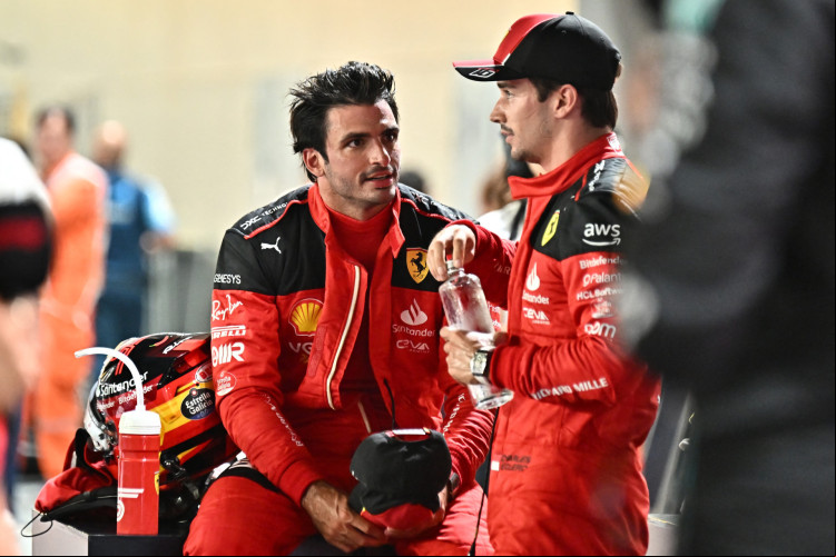 Carlos Sainz e Charles Leclerc, atuais pilotos da Ferrari