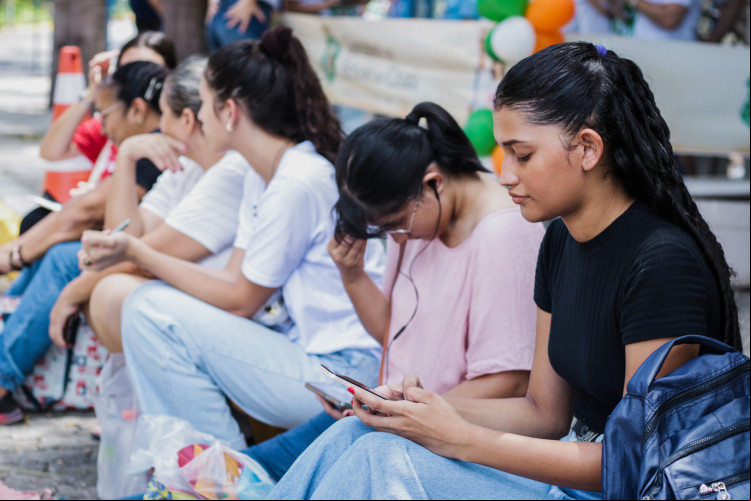 Estudantes aguardam a abertura dos portões na Universidade de Fortaleza (Unifor), um dos locais de prova do Enem 2023 na Capital