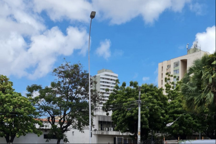 O corpo de uma mulher foi encontrado dentro de um saco de lixo na avenida Aguanambi, no bairro de Fátima, em Fortaleza