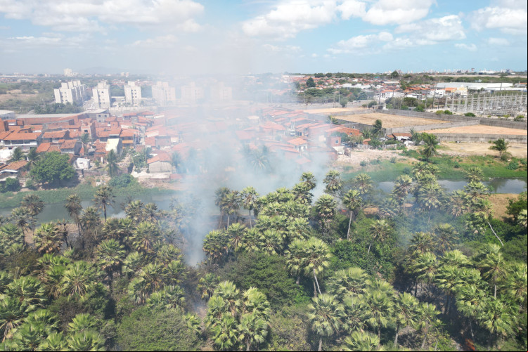 Incêndio na noite quarta-feira, 8, em área de vegetação perto da Arena Castelão, na Capital