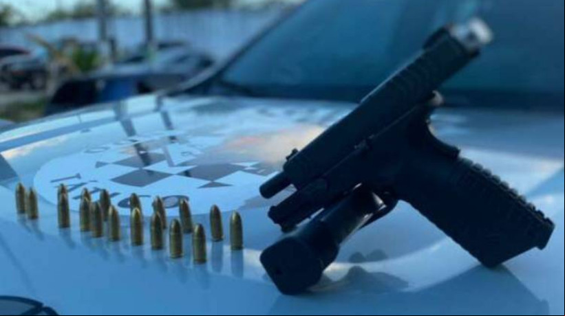 Suspeito tentou usar identidade falsa após os policiais encontrarem a arma de fogo