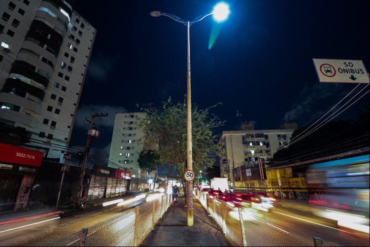 Moradores reclamam de problemas de iluminação em trecho da av. Domingos Olimpio, em Fortaleza
