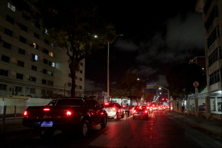 FORTALEZA, CEARÁ, BRASIL 13-11-2023: Fotos: Falta de luz na Av. Domingos Olimpio. (Foto: Yuri Allen/Especial para O Povo) FORTALEZA, CEARÁ, BRASIL 13-11-2023: Fotos: Falta de luz na Av. Domingos Olimpio. (Foto: Yuri Allen/Especial para O Povo)