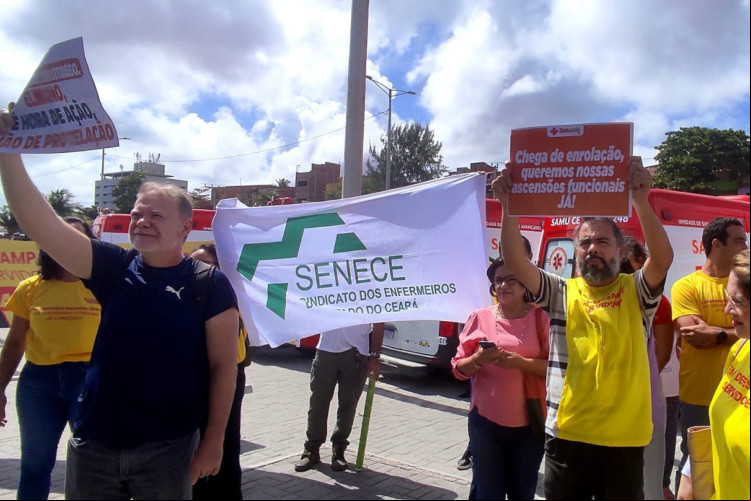 Manifestantes chegaram ao evento do SAMU cobrando aumentos salariais Manifestantes chegaram ao evento do SAMU cobrando aumentos salariais