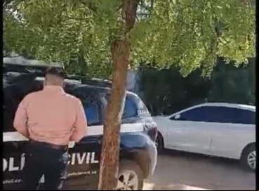 Delegado foi flagrado urinando na viatura da Polícia Civil  